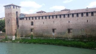 Castelvecchio, originariamente chiamato Castello di San Martino in Aquaro, è un castello di Verona attualmente adibito a ospitare il museo civico._2